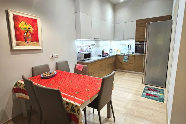 Shtepi ne shitje Apartament ne Tirane, 3+1, Mobilimi E mobiluar, Pagesa 300,000  Euro.