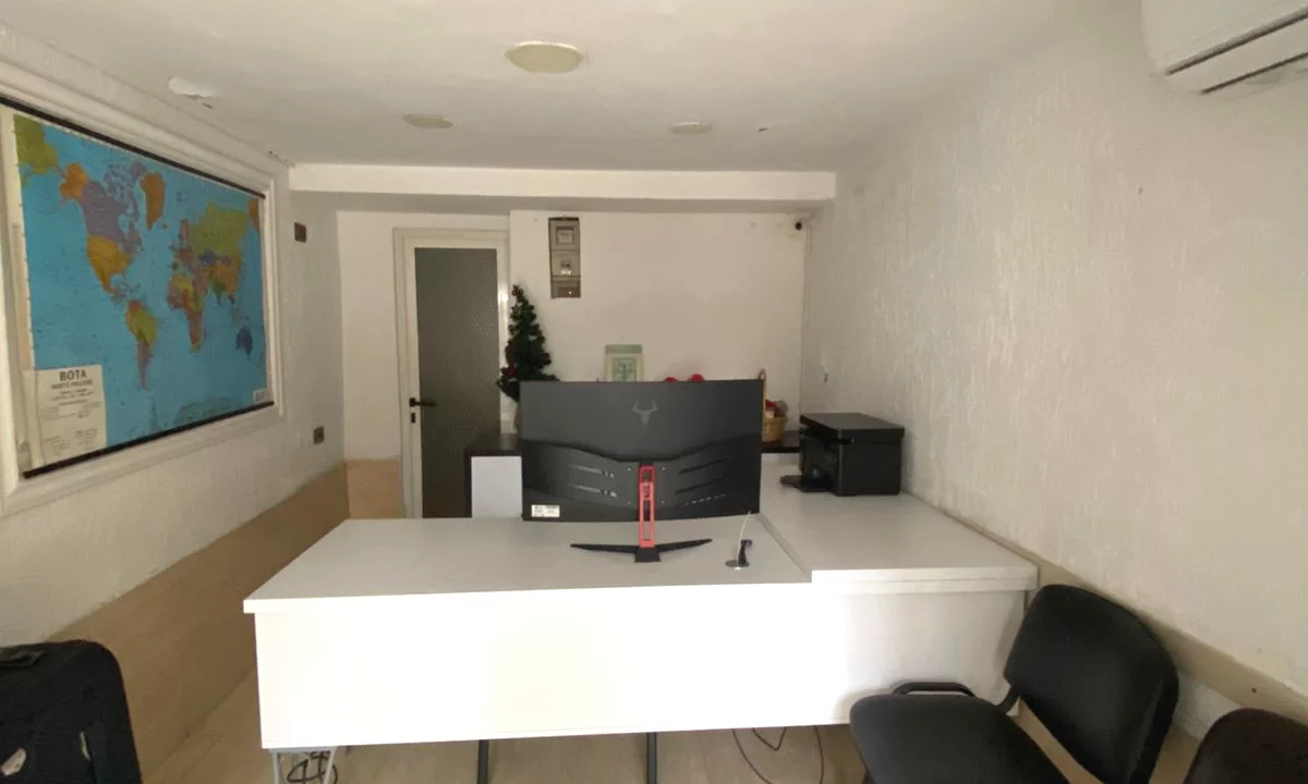 Jepet ambient biznesi me qera tek Rruga e Durresit :550Euro  !  