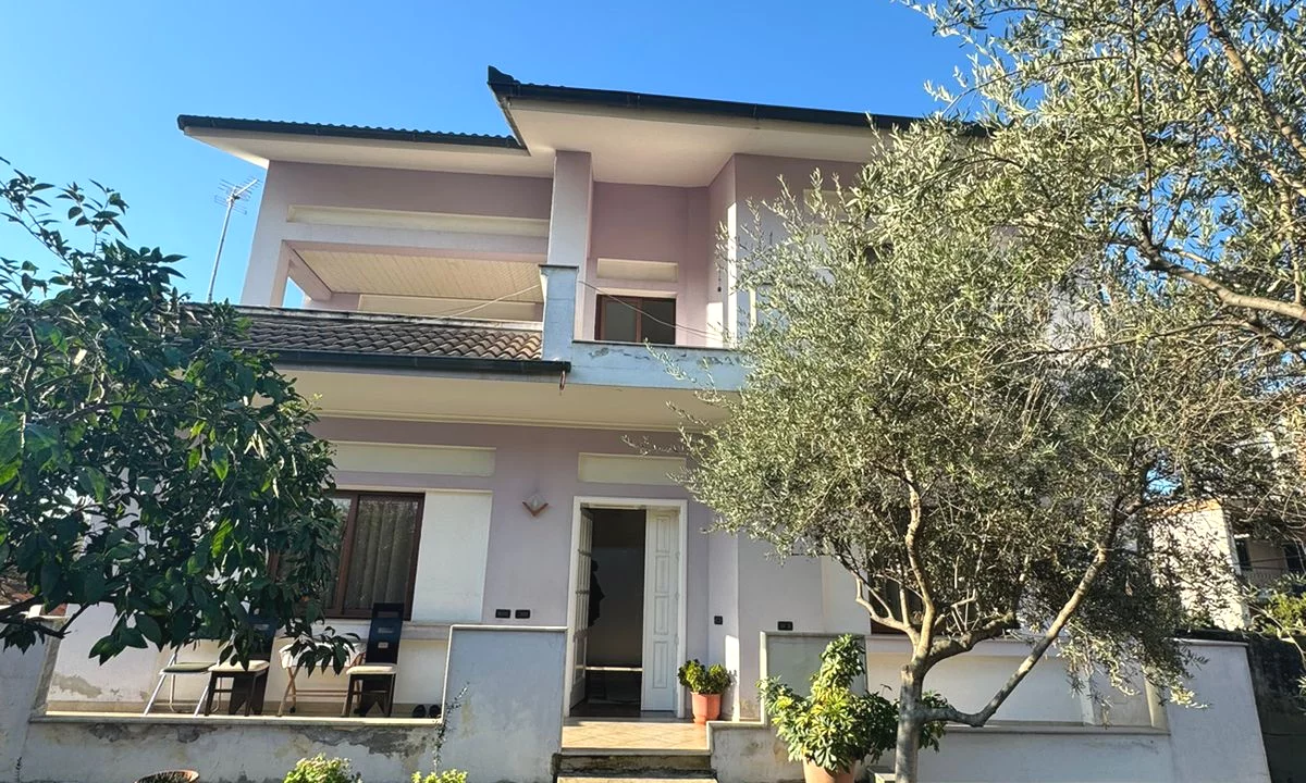 Shtepi me qera Shtepi Private ne Tirane, 3+1, Mobilimi E mobiluar, Pagesa 1,000  Euro.