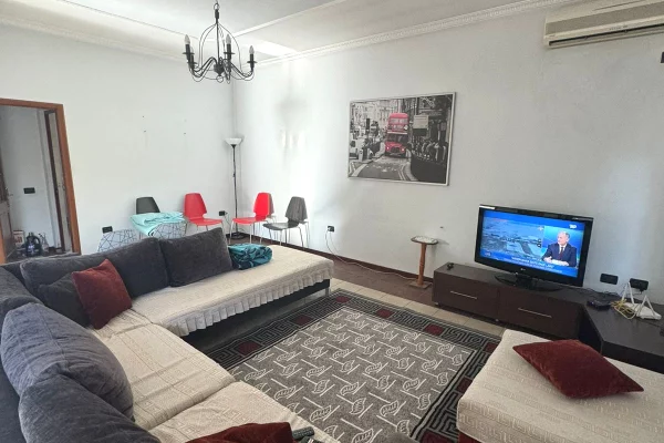 Shtepi me qera Shtepi Private ne Tirane, 3+1, Mobilimi E mobiluar, Pagesa 1,000  Euro.