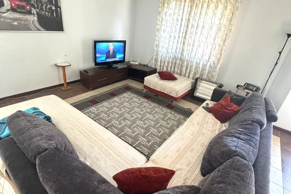 Shtepi me qera Shtepi Private ne Tirane, 3+1, Mobilimi E mobiluar, Pagesa 1,000  Euro.