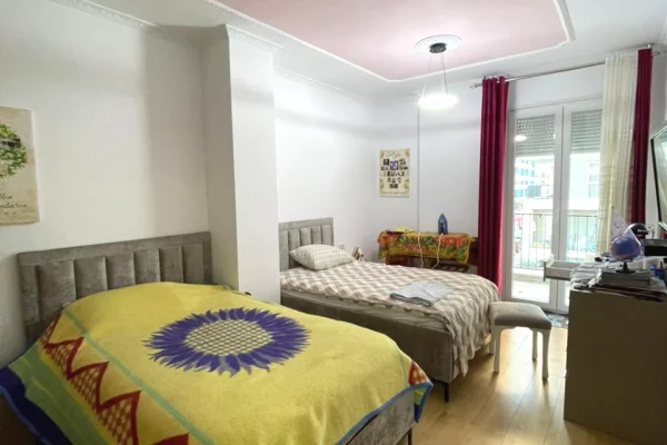 Shtepi ne shitje Apartament ne Tirane, 2+1, Mobilimi E mobiluar, Pagesa 2,100,000  Leke.