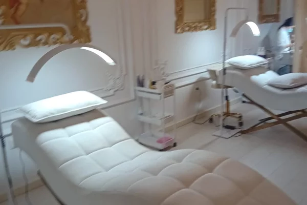 Ambient biznesi me qera 3+1 ne Tirane - 1,100 Euro