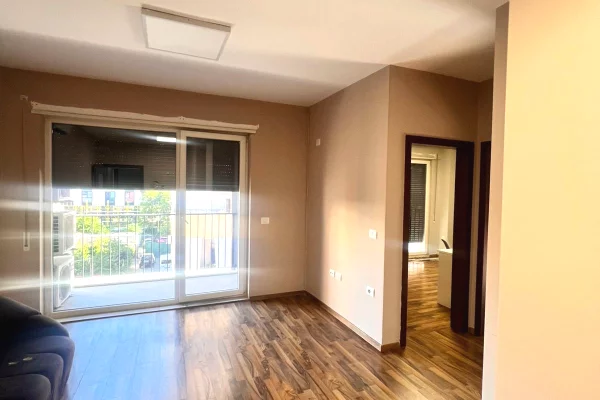 Jepet me qera ambjent biznesi te 21  Dhjetori+ 2 Poste Parkimi