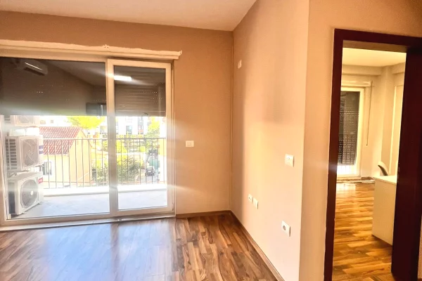 Ambient biznesi me qera 1+1 ne Tirane - 150,000 Leke