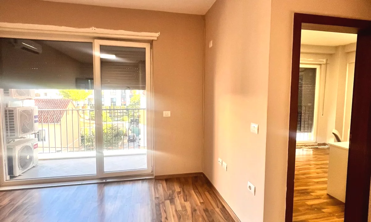 Jepet me qera ambjent biznesi te 21  Dhjetori+ 2 Poste Parkimi