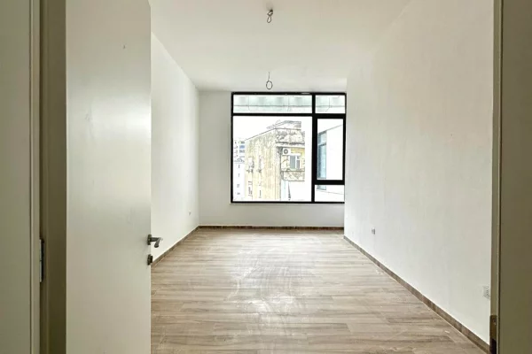 Jepet me qera ambient bisnesi tek Donika Center,Rruga Mine Peza!