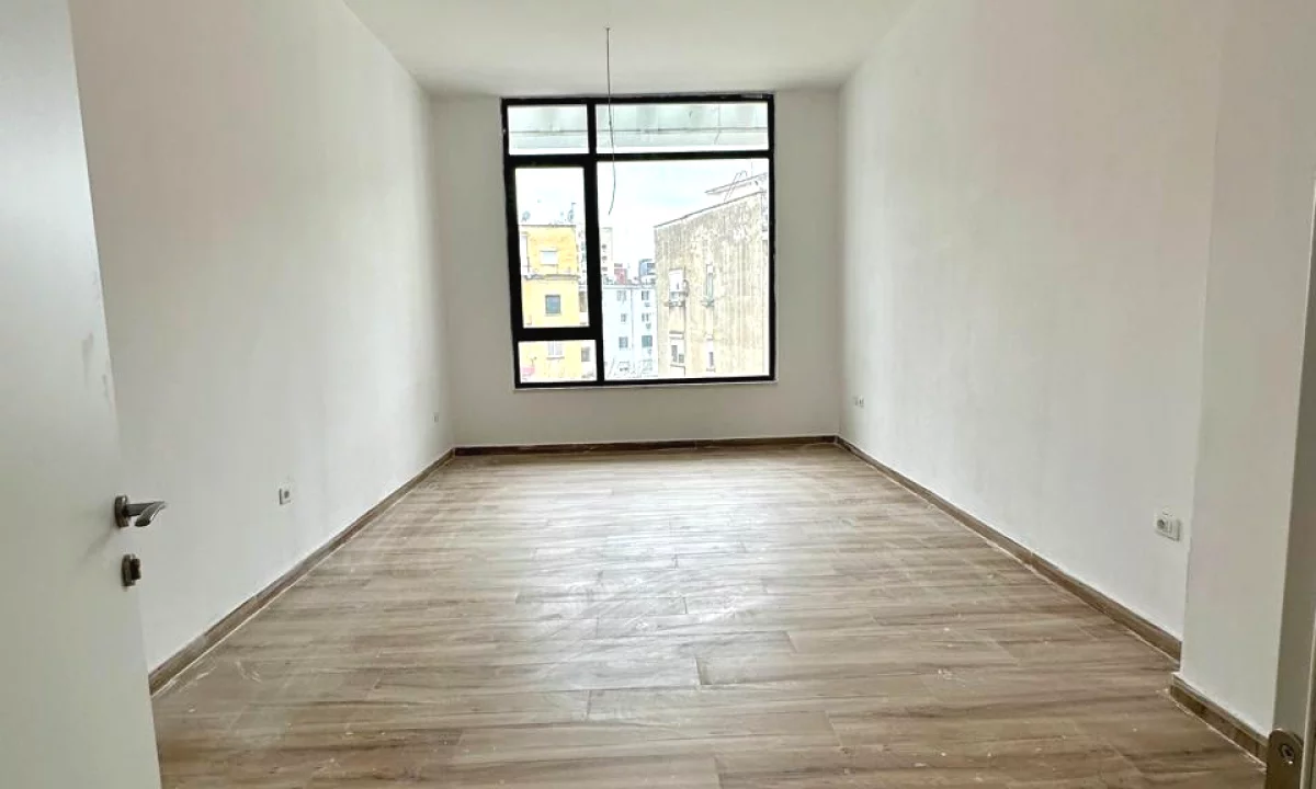 Jepet me qera ambient bisnesi tek Donika Center,Rruga Mine Peza!