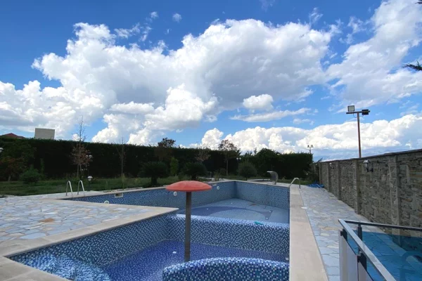 Shtepi ne shitje Vila Luksoze ne Tirane, 4+1, Mobilimi E mobiluar, Pagesa 950,000  Euro.