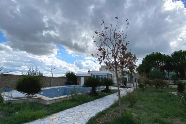 Shtepi ne shitje Vila Luksoze ne Tirane, 4+1, Mobilimi E mobiluar, Pagesa 950,000  Euro.