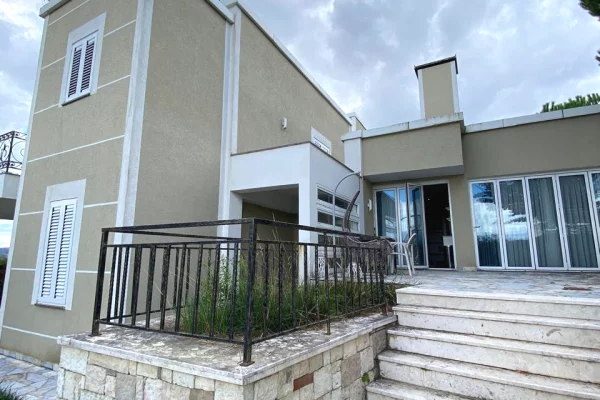 Shtepi ne shitje Vila Luksoze ne Tirane, 4+1, Mobilimi E mobiluar, Pagesa 950,000  Euro.