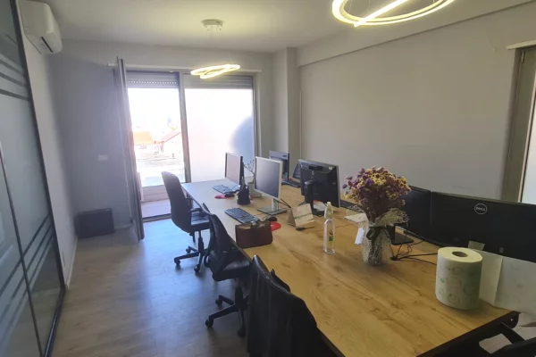 Jepet me qera ambient bisnesi tek Rruga Muhamet gjollesha 60.000 lekë! 