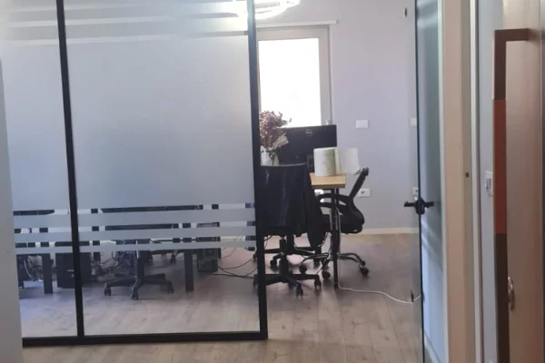 Ambient biznesi me qera 3+1 ne Tirane - 60,000 Leke