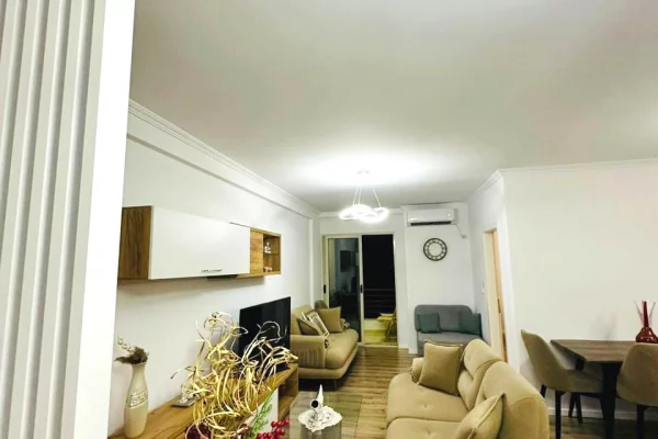 Jepet me qera apartament 1+1 Yzberisht perballe kompleksit Grand Gallery!50.000 leke/ ne muaj