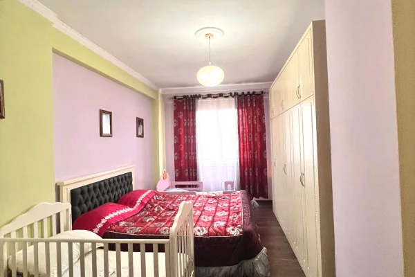 Jepet me qera apartamenti 2+1+2 ne Astir,te Vila L 50.000 leke