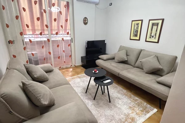 Jepet me qera apartament 1+1 prane Shkolles Petro Nini 65.000 Leke/ ne muaj!