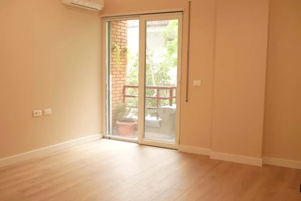 Ambient biznesi me qera 3+1 ne Tirane - 2,500 Euro