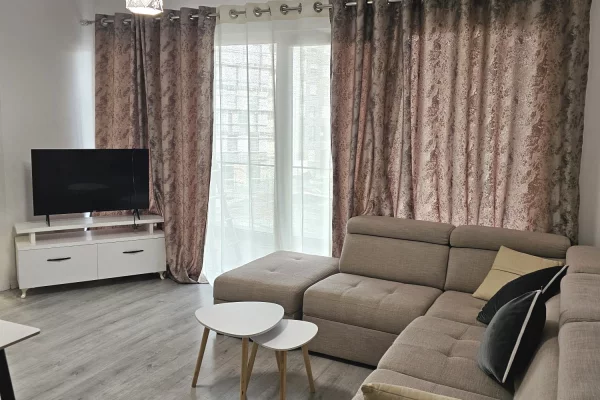 Jepet me qera apartament 2+1  tek Rruga Ferit Xhajko,5 Maj!