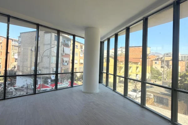 Ambient biznesi me qera 3+1 ne Tirane - 2,000 Euro