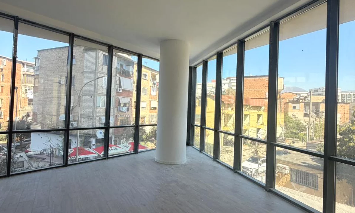 Jepet njesi sherbimi me qera tek Golden Tower, Rr Mine Peza!