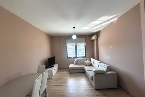 Jepet me qera 1+1 Ish Stacioni Trenit, perballe Spak!