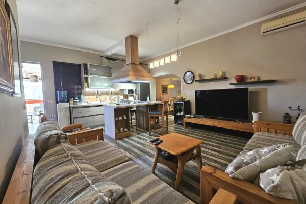 Shtepi ne shitje Penthose(kati i fundit panoramik) ne Kavaje, 2+1, Mobilimi E mobiluar, Pagesa 240,000  Euro.