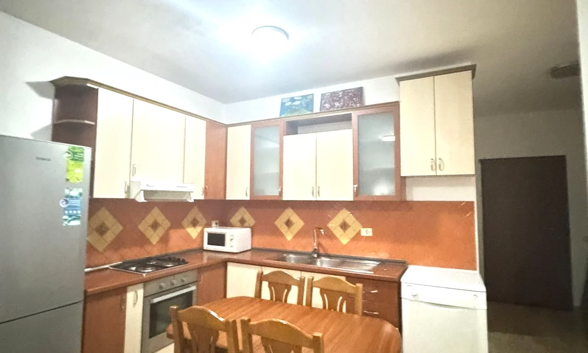Shtepi me qera Apartament ne Tirane, 2+1, Mobilimi E mobiluar, Pagesa 650  Euro.