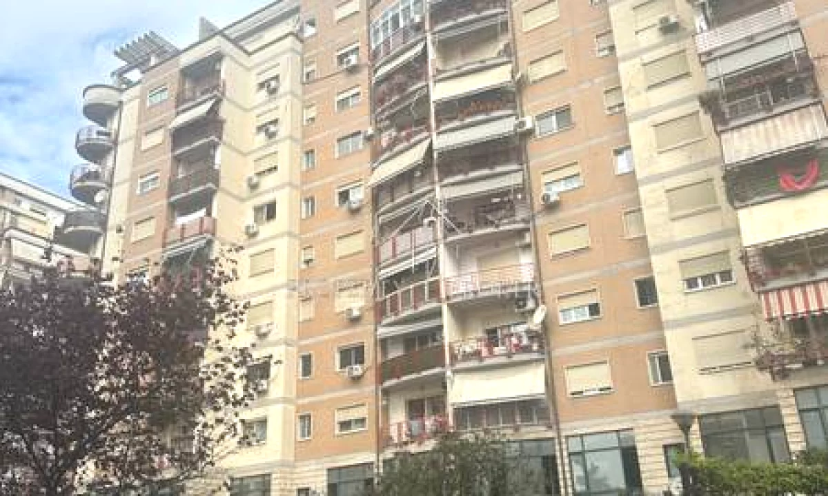Shtepi ne shitje Apartament ne Tirane, 2+1, Mobilimi E mobiluar, Pagesa 700  Euro.