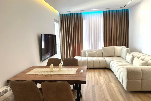 Shitet apartament 2+1 Univers City!