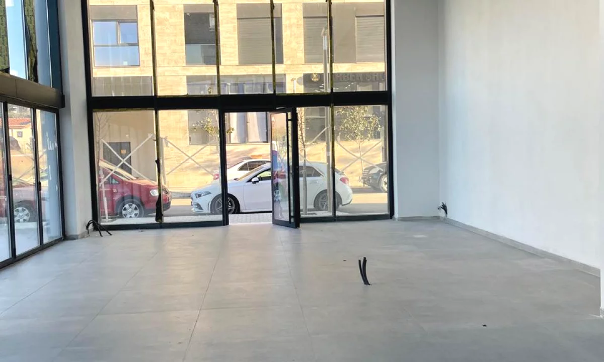 Jepet me qera ambjent  biznesi, rruga Jordan Misja 1500Euro/ne muaj