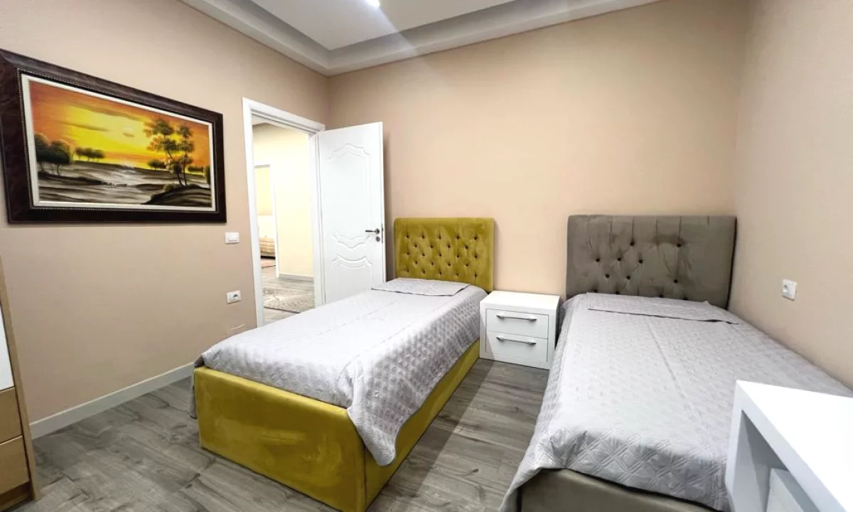Shtepi ne shitje Apartament ne Tirane, 3+1, Mobilimi E mobiluar, Pagesa 850  Euro.