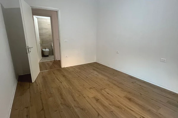 Shtepi me qera  ne Tirane, 3+1, Mobilimi , Pagesa 550  Euro.