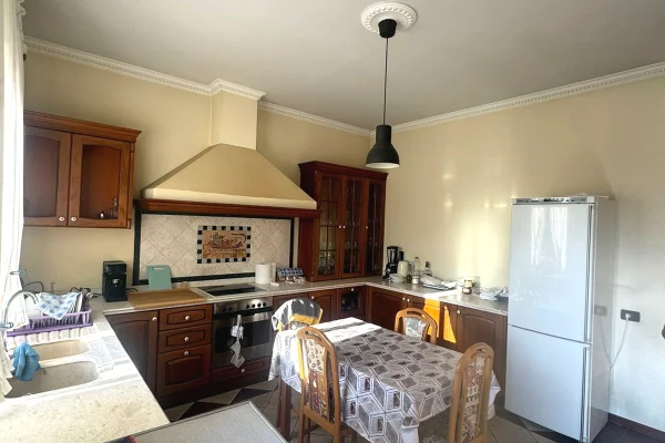 Shtepi me qera Apartament ne Tirane, 2+1, Mobilimi E mobiluar, Pagesa 550  Euro.