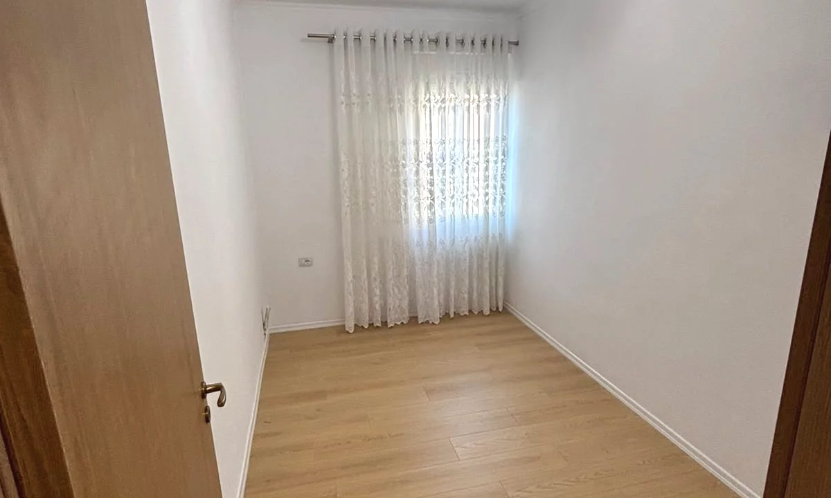 Shtepi ne shitje Apartament ne Tirane, 2+1, Mobilimi Bosh, pa mobiluar, Pagesa 135,000  Euro.