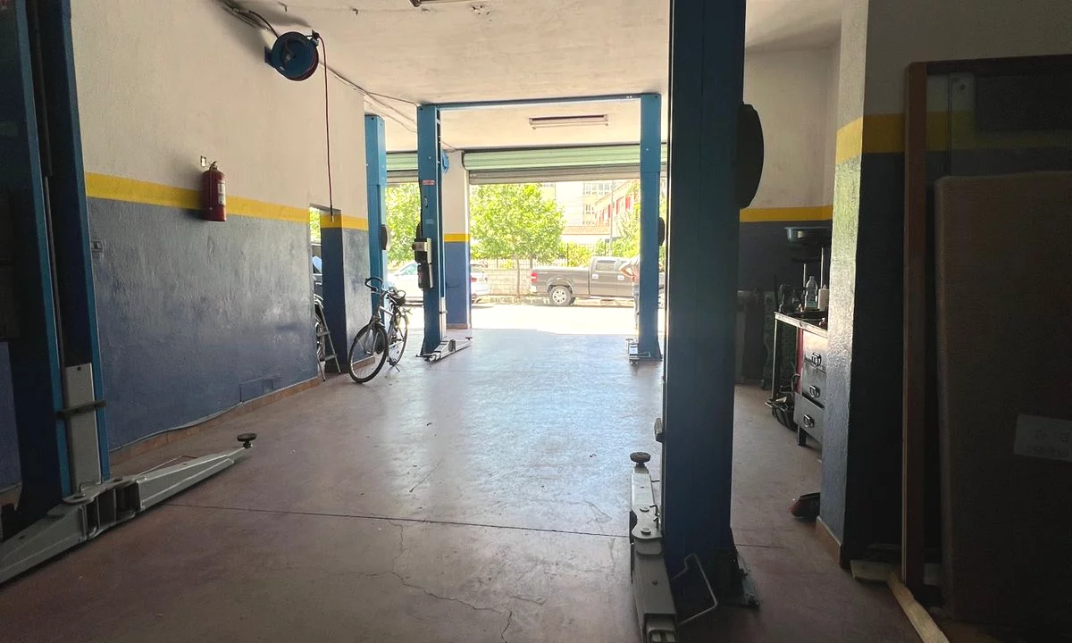 Jepet me qera  ambjent biznesi  tek Rruga Hysni Gerbollli, Zogu I Zi!