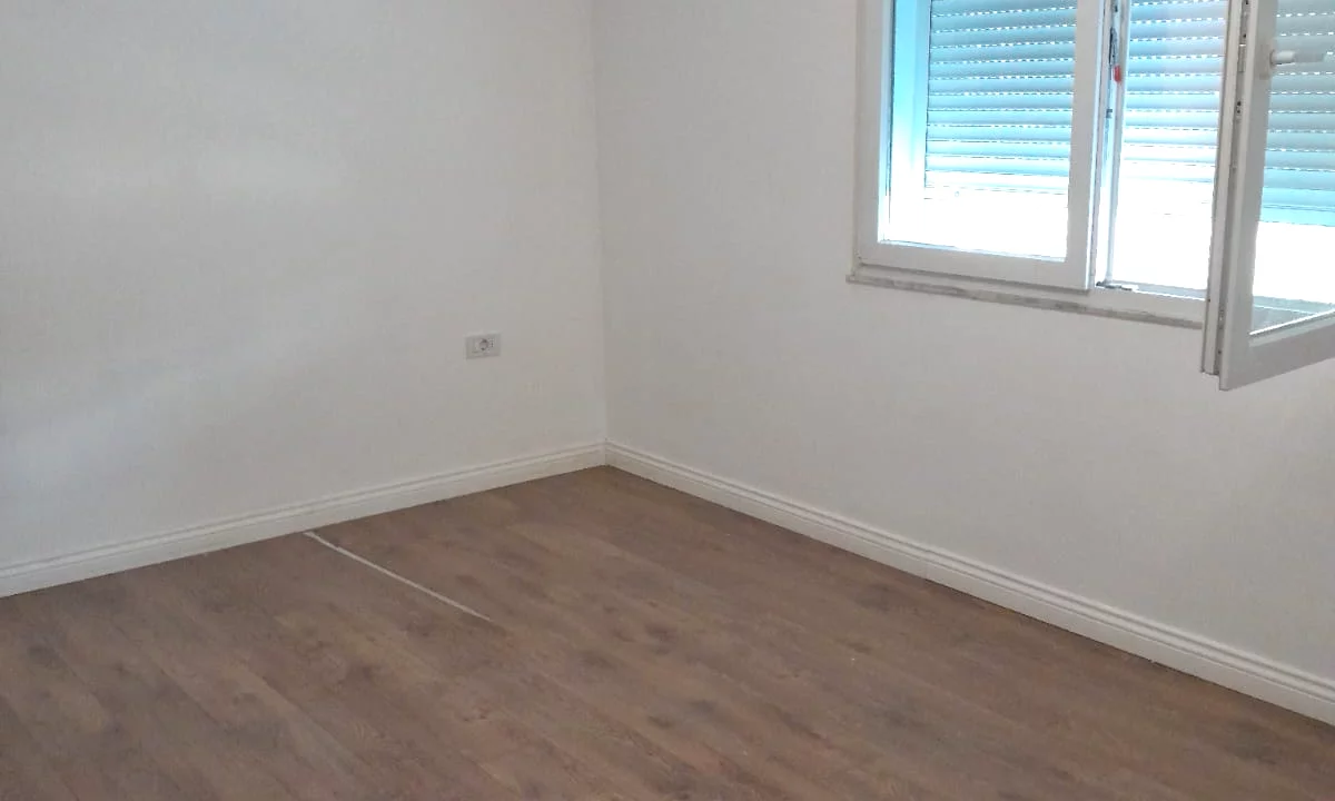 Shtepi me qera Apartament ne Tirane, 2+1, Mobilimi Pjeserisht e mobiluar, Pagesa 750  Euro.