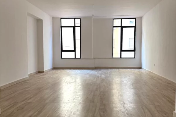 Jepen 2 Ambjente Biznesi tek Donika Center , Mine Peza !