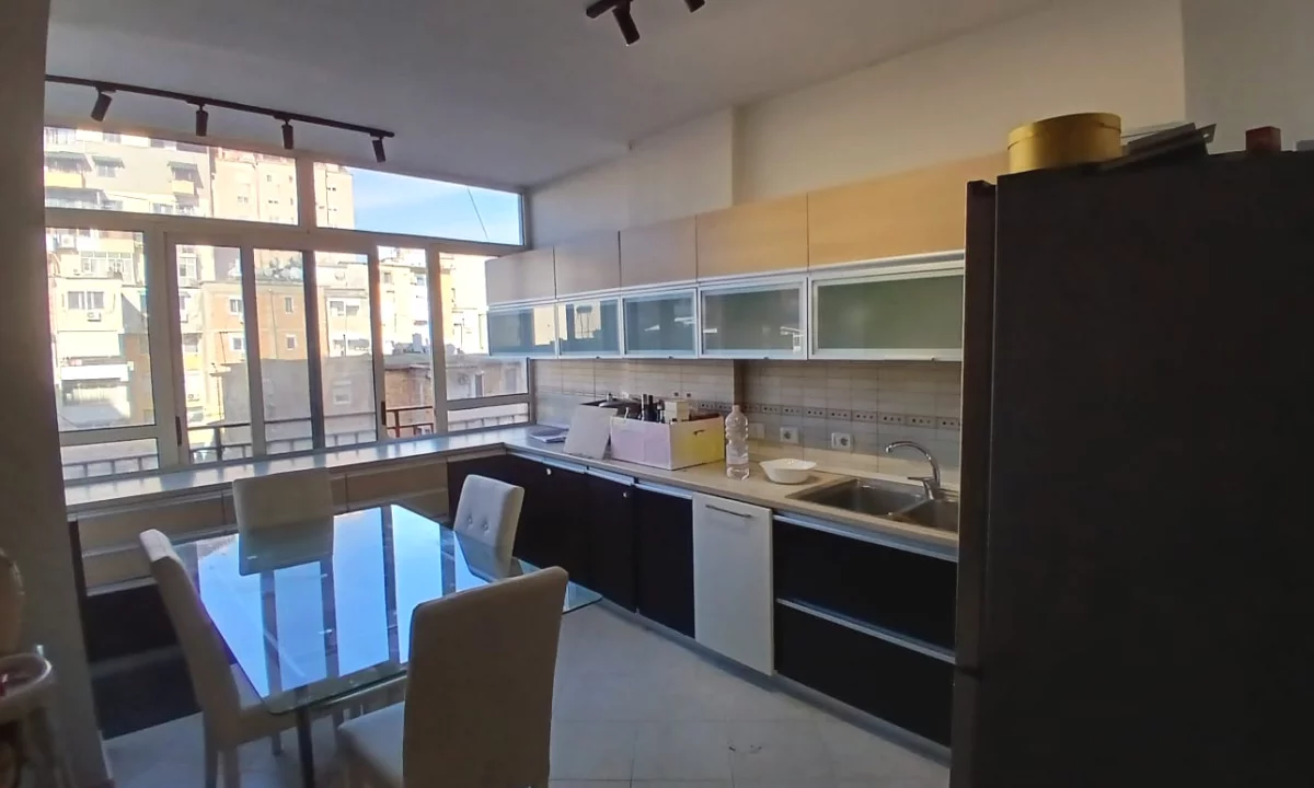 Shtepi me qera Apartament ne Tirane, 2+1, Mobilimi E mobiluar, Pagesa 80,000  Leke.