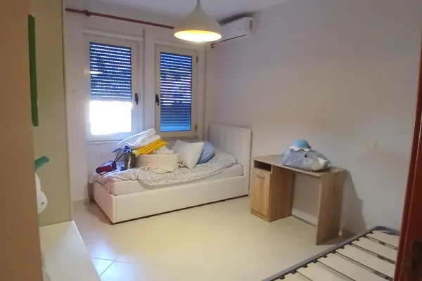 Shtepi me qera Apartament ne Tirane, 2+1, Mobilimi E mobiluar, Pagesa 80,000  Leke.