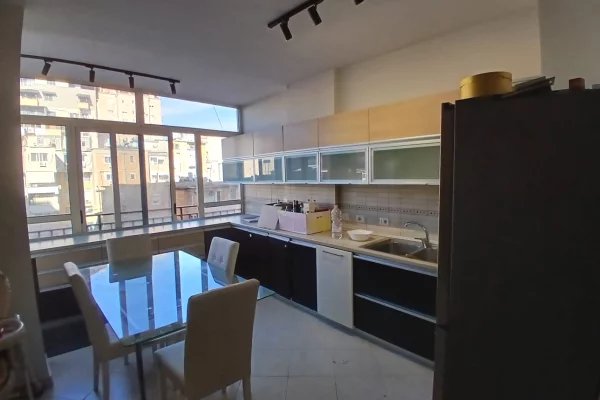 Jepet me qera apartament 2+1+2 Rruga Bocari, Liqeni i thate.