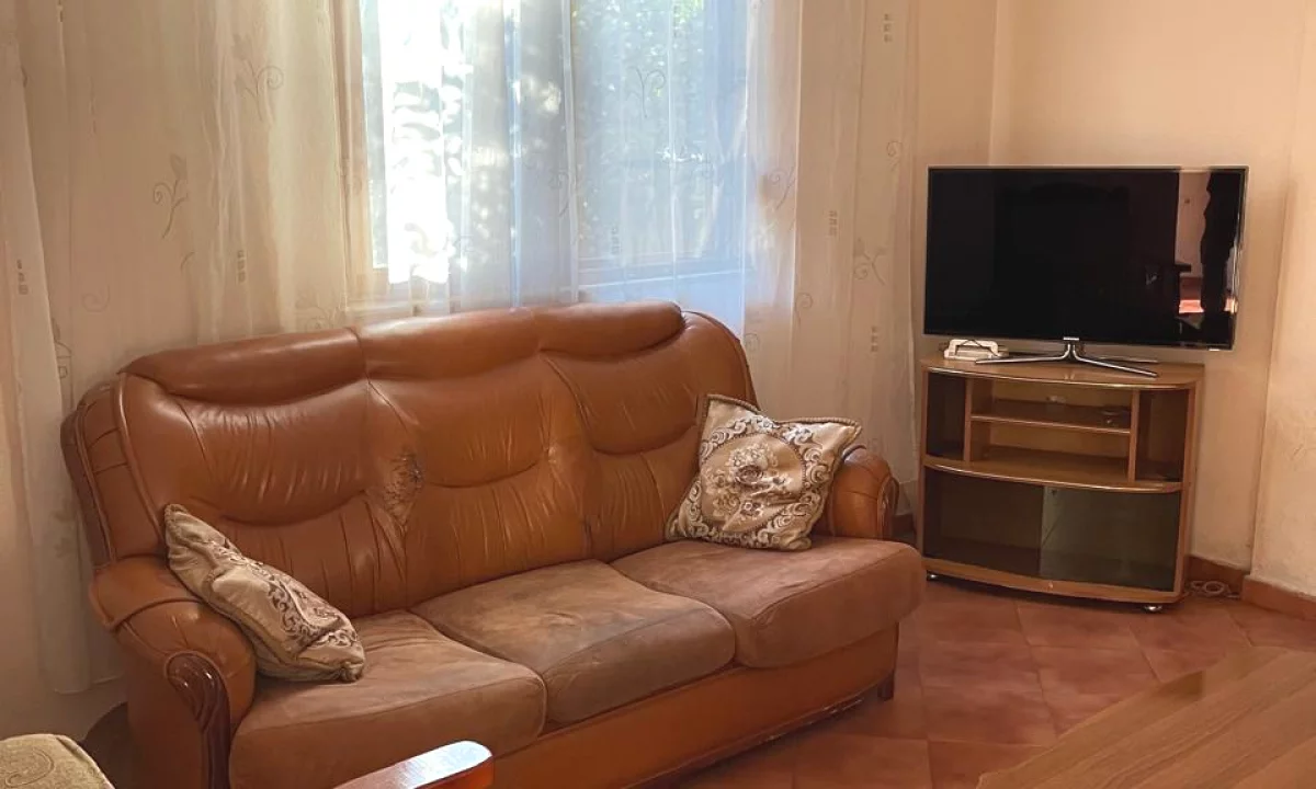 Shtepi me qera Shtepi Private ne Tirane, 1+1, Mobilimi E mobiluar, Pagesa 40,000  Leke.