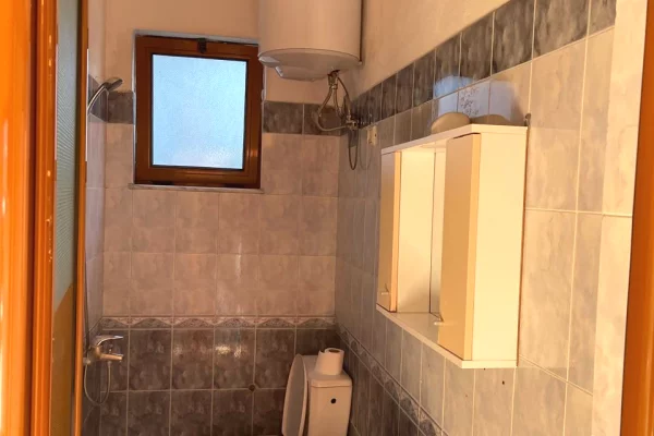 Shtepi me qera Shtepi Private ne Tirane, 1+1, Mobilimi E mobiluar, Pagesa 40,000  Leke.