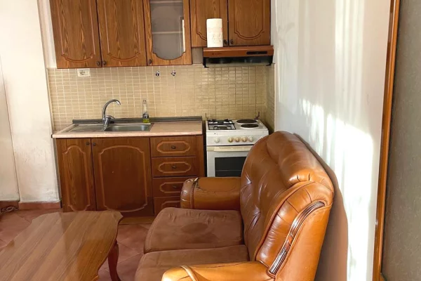 Shtepi me qera Shtepi Private ne Tirane, 1+1, Mobilimi E mobiluar, Pagesa 40,000  Leke.