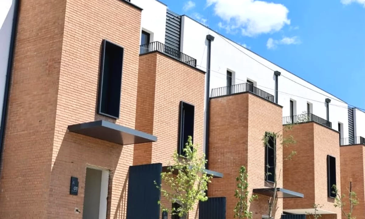 Shtepi ne shitje Duplex(shtepi me 2 kate) ne Tirane, 3+1, Mobilimi Bosh, pa mobiluar, Pagesa 500,000  Euro.