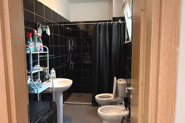 Shtepi me qera Apartament ne Tirane, 2+1, Mobilimi E mobiluar, Pagesa 75,000  Leke.