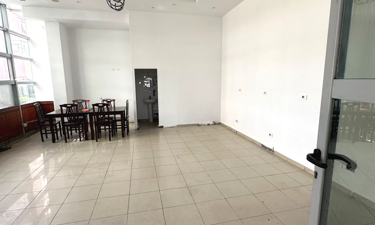 Jepet ambjent biznesi me qera Zogu Zi!