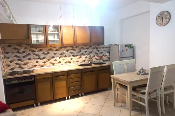 Shtepi me qera Apartament ne Tirane, 1+1, Mobilimi E mobiluar, Pagesa 40,000  Leke.