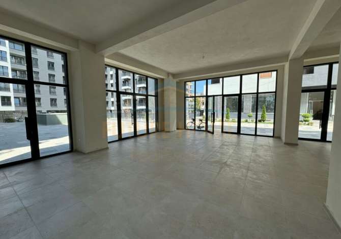 Ambiente Commerciale in Affitto 1+1 a Koriza - 500 Euro