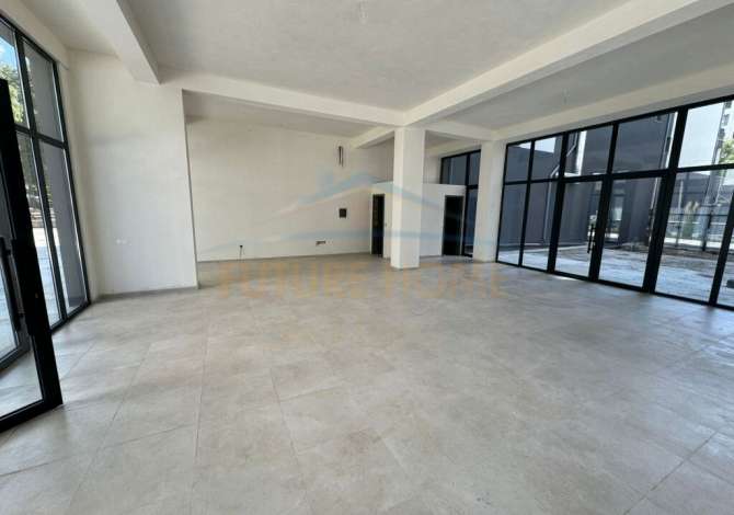 Ambiente Commerciale in Affitto 1+1 a Koriza - 500 Euro