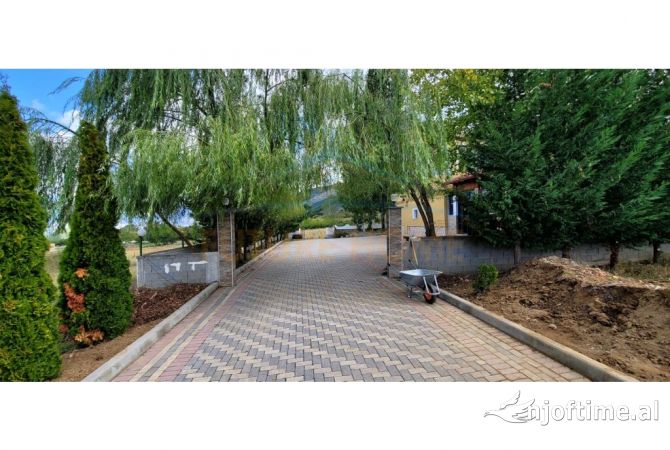 Ambiente Commerciale in Vendita 5+1 a Koriza - 220,000 Euro